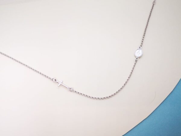Ogrlica Gospa križ zasigurno će pronaći mjesto u vašoj kolekciji, jedinstveni nakit sa posebnom temom. Izrađena od kvalitetnog 9251000 srebra da bi trajala vječnost. Proizveden u EU.
