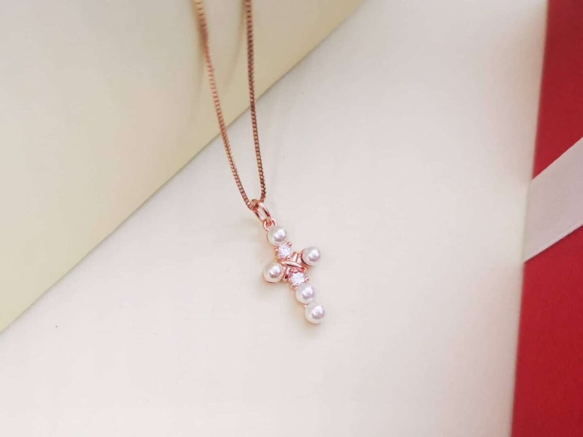 Križ perla pozlaćena srebrna ogrlica  jednostavna, nježna i slatka, ova srebrna ogrlica sa crvenom pozlatom je savršena da se nosi svaki dan. Zavirite u našu kolekciju
